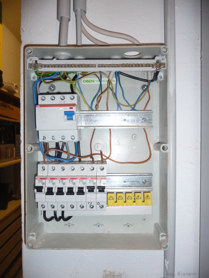 国外某款小型断路器配电箱安装现场内部局部特写